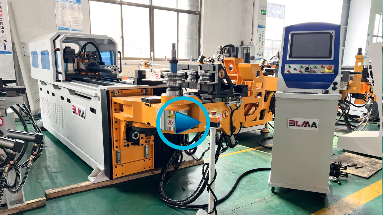 Pipe bending machine (20)